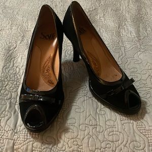 Sofft Sz 6 Black Suede & Patient Leather heels.GUC.
